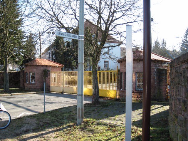 Tor zur Cambrai-Fritsch-Kaserne in der Ludwigshhstrae