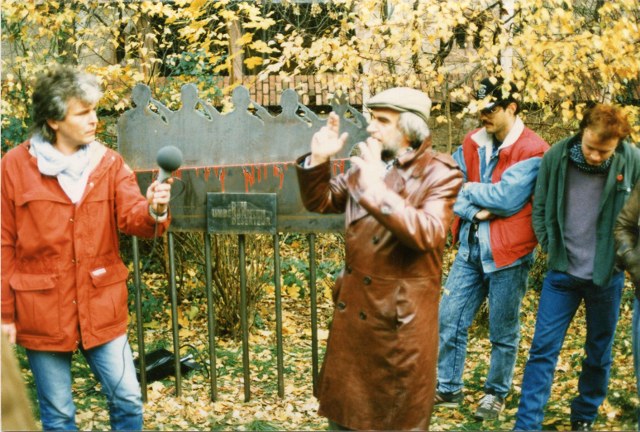 Gerhard Zwerenz bei der Einweihung des Denkmals am 14.11.1987 Gerhard Zwerenz bei der Einweihung des Denkmals am 14.11.1987