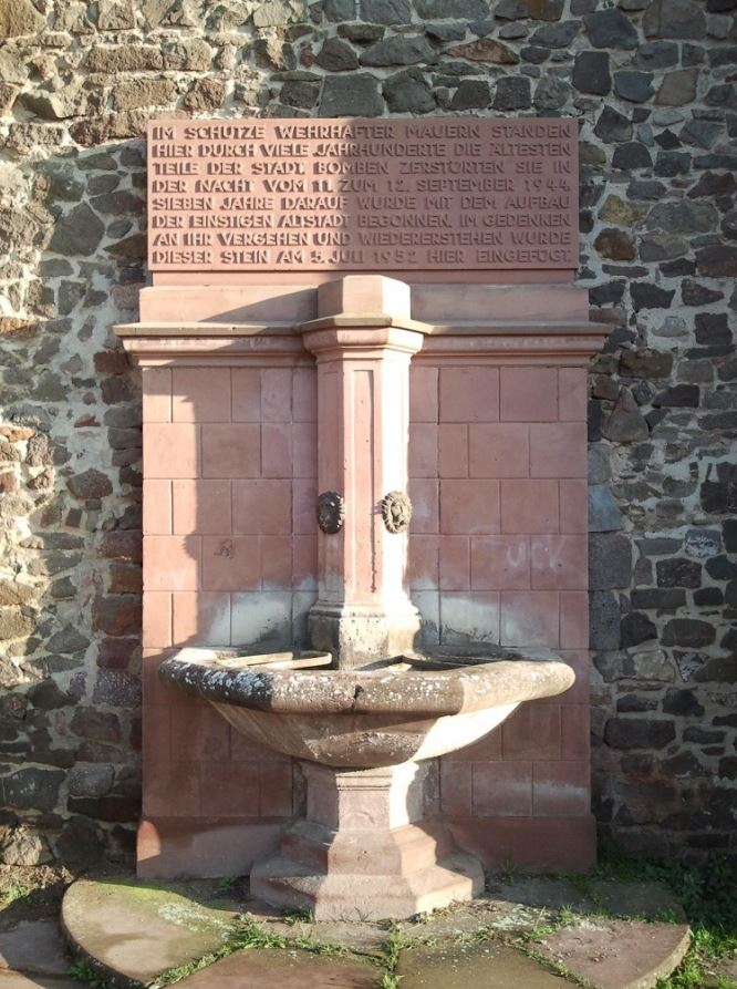 Gedenktafel für die Darmstädter Altstadt an der alten Stadtmauer (2015) Gedenktafel für die Darmstädter Altstadt an der alten Stadtmauer (2015)