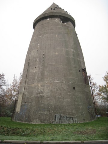 Der eine der beiden Spitzbunker am Sensfelderweg (2013) Der eine der beiden Spitzbunker am Sensfelderweg (2013)